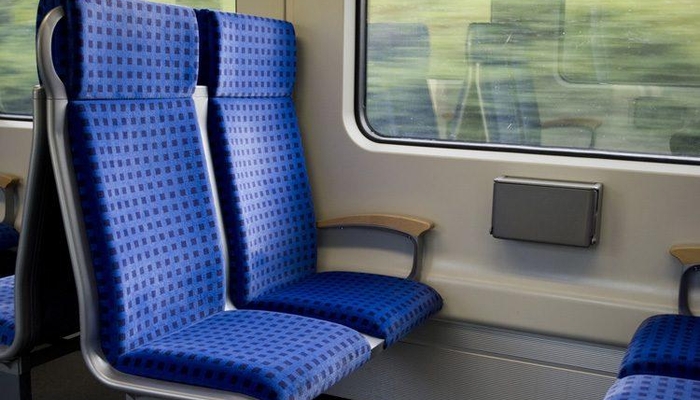 Photo de manchettes d’accoudoir en multiplis de hêtres pour les sièges Transilien