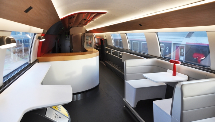 Photo d’un comptoir de TGV INOUI réalisé par Wood Specifics avec du Nida aluminium et revêtement de surface en bois naturel de chêne.
